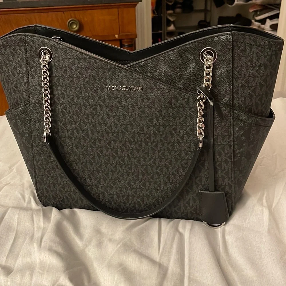 MK Purse - Picture 1 of 5